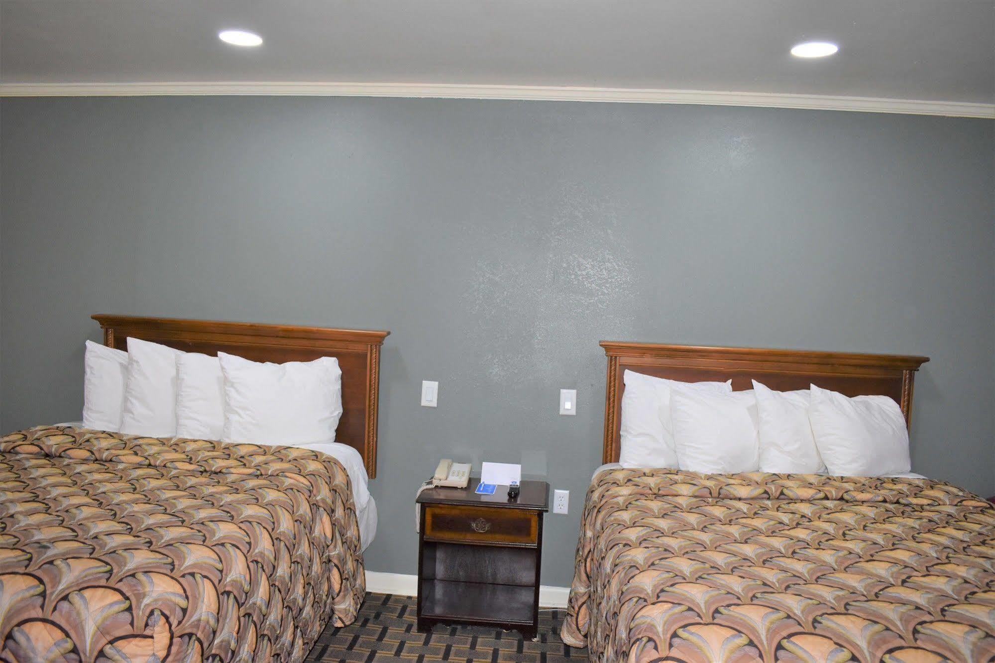 Rodeway Inn Swainsboro Exterior photo